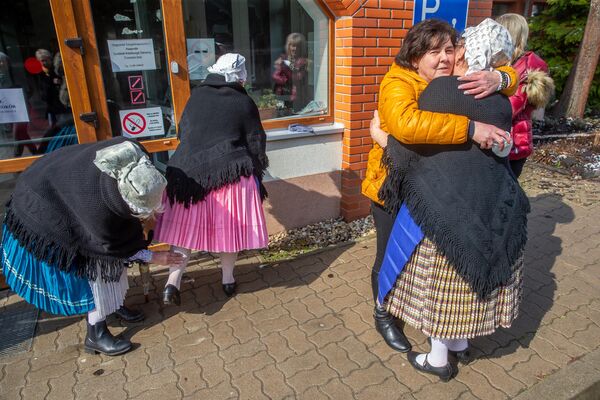 Избиратели в национальных костюмах в городе Модьород. - Sputnik Молдова