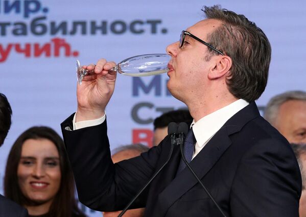 Președintele sârb și candidat la președinție Aleksandar Vucic bea un pahar de șampanie publicarea primelor rezultate la alegerile prezidențiale, Belgrad, Serbia, 3 aprilie 2022. - Sputnik Moldova-România