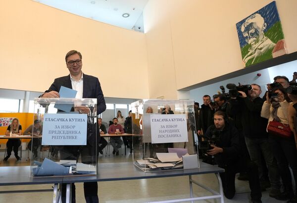 Președintele sârb Aleksandar Vucic a votat la o secție de votare din Belgrad, Serbia, duminică, 3 aprilie 2022. - Sputnik Moldova-România