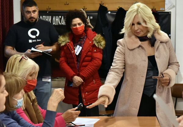 Viceprim-ministru al Guvernului sârb, ministrul Minelor și Energiei, Zorana Mihajlovic (dreapta), la alegerile prezidențiale și parlamentare din Serbia, la una dintre secțiile de votare din Belgrad.  - Sputnik Moldova-România
