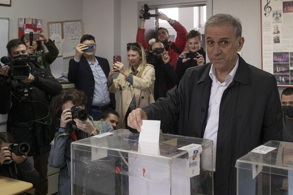 Generalul Zdravko Ponos, dreapta față, candidatul la președinție al coaliției de opoziție Libertate și Justiție, votează la o secție de votare din Belgrad, Serbia, duminică, 3 aprilie 2022.  - Sputnik Moldova-România