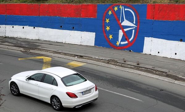 Graffiti anti-UE și anti-NATO în timpul alegerilor generale pe străzile din Belgrad.  - Sputnik Moldova-România