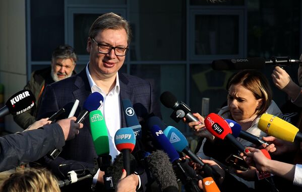 Președintele sârb Aleksandar Vucic oferă un interviu jurnaliștilor după ce a votat la alegerile pentru șeful statului și parlamentare anticipate, la una dintre secțiile de votare din Belgrad. - Sputnik Moldova-România