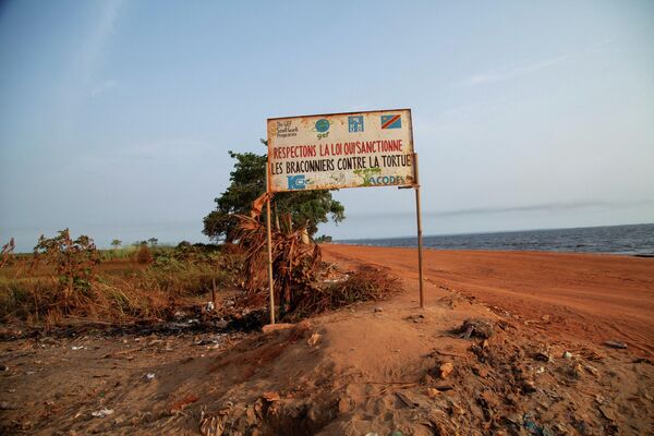 Исчезающее побережье Muanda в Конго. - Sputnik Молдова