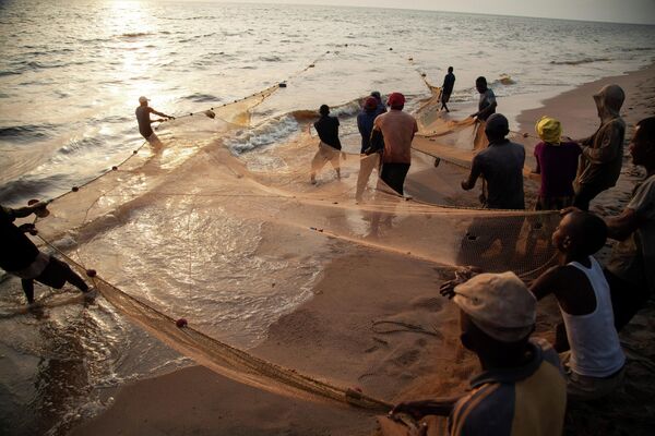 Рыбаки на исчезающем побережье Muanda в Конго. - Sputnik Молдова