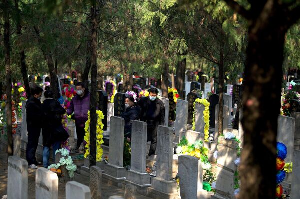Люди во время поминовения мертвых на кладбище. - Sputnik Молдова