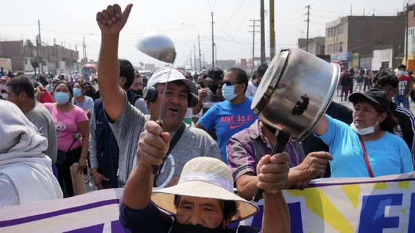 Водители и жители протестуют на Центральном шоссе, где припаркованы грузовики и автобусы, чтобы перекрыть дорогу в Уайкане на окраине Лимы, Перу - Sputnik Молдова