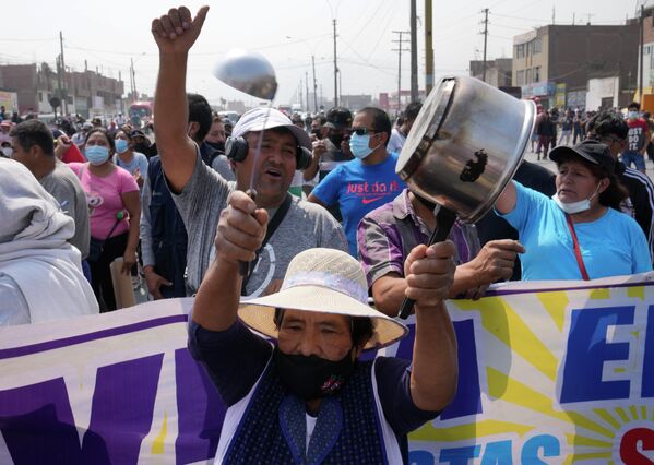 Șoferii și locuitorii protestează pe Autostrada Centrală, unde camioane și autobuze sunt parcate pentru a bloca drumul în Huaycan, la periferia orașului Lima, Peru, luni, 4 aprilie 2022. - Sputnik Moldova