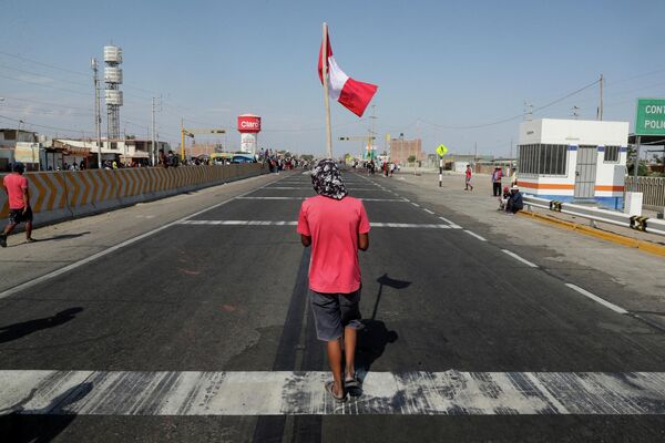 Manifestanții blochează o autostradă care duce spre Lima în timpul grevei naționale a transportatorilor împotriva prețurilor la gaz și a taxelor de drum, în Ica, Peru, 4 aprilie 2022. - Sputnik Moldova