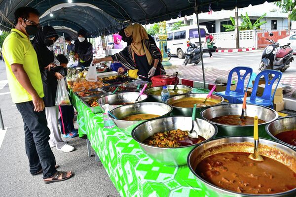 Базар с едой во время священного для ислама месяца Рамадан в южной тайской провинции Наратхиват. - Sputnik Молдова