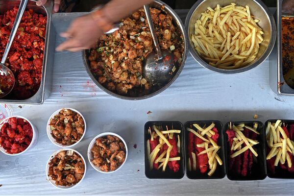 Еда в мумбайском ресторане, приготовленная для мусульман во время на Рамадана. - Sputnik Молдова