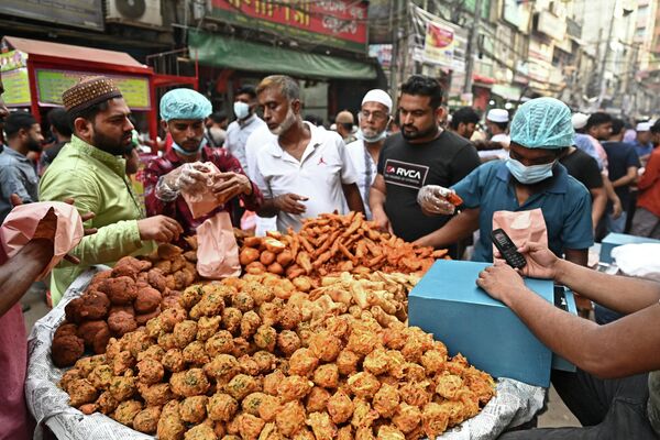 Мусульмане покупают еду на рынке в первый день священного месяца поста Рамадан в Дакке. - Sputnik Молдова