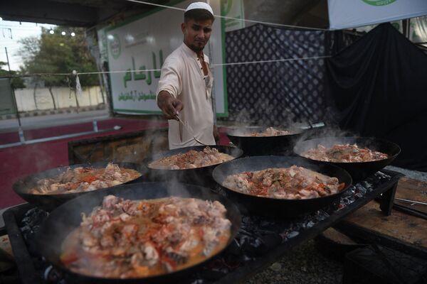 Повар готовит еду для мусульман в священный месяц Рамадан в Карачи. - Sputnik Молдова