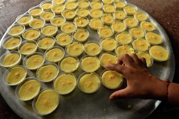 Подготовка к принятию пищи во время Ифтара в Катманду. - Sputnik Молдова
