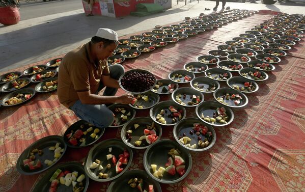 Подготовка к принятию пищи во время Рамадана в Карачи. - Sputnik Молдова