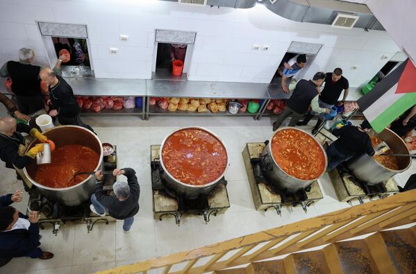 Подготовка к принятию пищи во время Ифтара в Хевроне. - Sputnik Молдова