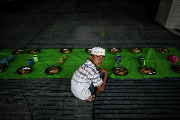 Подготовка к принятию пищи во время Рамадана в Мьянме. - Sputnik Молдова