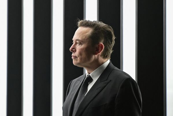 Elon Musk, CEO-ul și fondatorul Tesla, fotografiat în timpul lansării primei linii de producție din Europa a automobilelor Tesla  la „Gigafactory”  situată în Gruenheide, la sud-est de Berlin. Averea sa a fost estimată de experții din cadrul Forbes ca fiind de 219 mlrd. dolari. - Sputnik Moldova-România