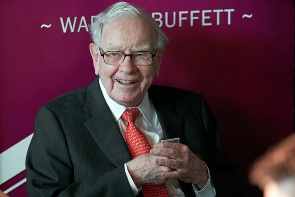 Warren Buffett, președinte și CEO al Berkshire Hathaway, zâmbește în timp ce joacă bridge după adunarea generală anuală a acționarilor Berkshire Hathaway din Omaha, 5 mai 2019.Averea sa a fost estimată de experții din cadrul Forbes ca fiind de 118 mlrd. dolari. - Sputnik Moldova-România