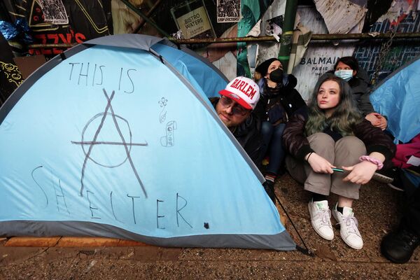 Бездомные люди на улице Нью-Йорка. - Sputnik Молдова