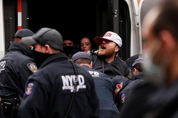 Офицеры Департамента полиции Нью-Йорка (NYPD) задерживают жителя лагеря бездомных на 9-й улице в Ист-сайде. - Sputnik Молдова
