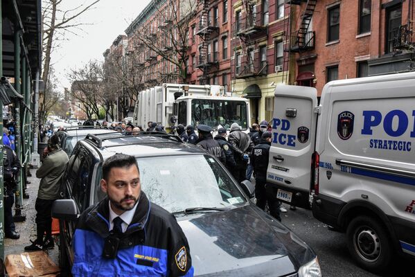 Сотрудники полиции Нью-Йорка задерживают бездомных в районе Манхэттена. - Sputnik Молдова
