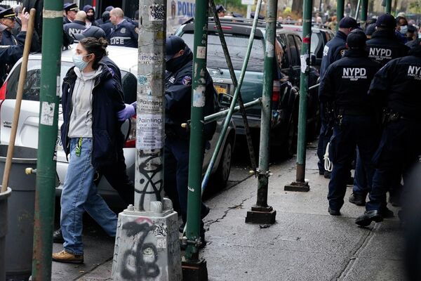Полиция арестовывает сторонницу ликвидируемого лагеря для бездомных на Манхэттене. - Sputnik Молдова