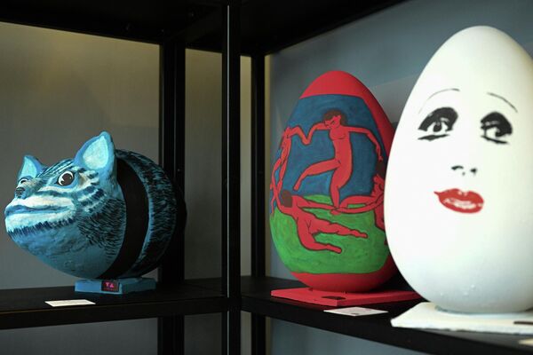 Расписное яйцо с изображением картины Анри Матисса &quot;Танец&quot; на витрине с шоколадными пасхальными яйцами в одном из магазинов в Риме. - Sputnik Молдова
