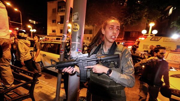 Сотрудники израильской службы безопасности работают рядом с местом стрельбы возле бара в Тель-Авиве - Sputnik Moldova-România