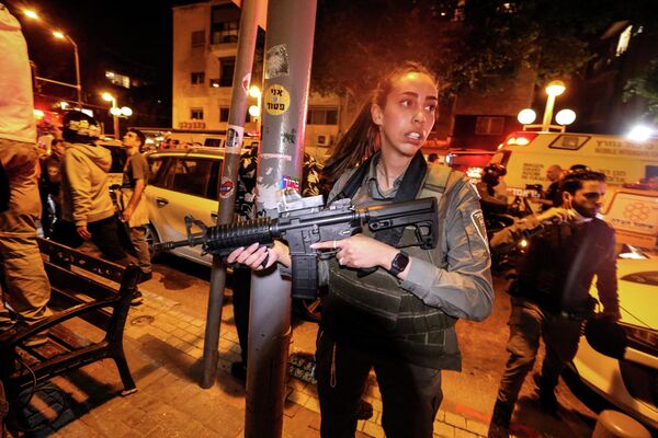 Forțele de ordine israeliene în acțiune la locul unui atac mortal în apropierea unui bar din Tel Aviv, Israel, 7 aprilie 2022.  - Sputnik Moldova-România