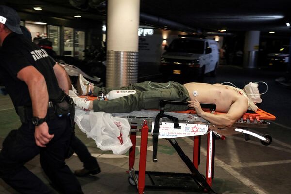 Un bărbat rănit este transportat de urgență la spital în urma unui incident din Tel Aviv, Israel, 7 aprilie 2022. - Sputnik Moldova-România