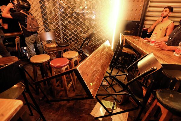 O zonă de relaxare a unui bar lângă locul unui atac cu împușcături mortale lângă un bar din Tel Aviv, Israel, 7 aprilie 2022. - Sputnik Moldova-România