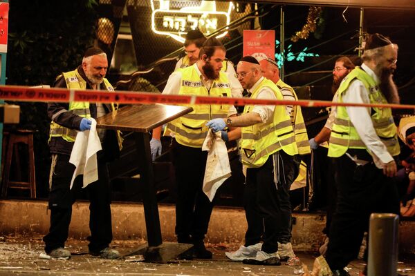 Echipe de salvare israeliene curăță locul unui atac mortal la intrarea într-un bar din Tel Aviv, Israel, 7 aprilie 2022. - Sputnik Moldova-România