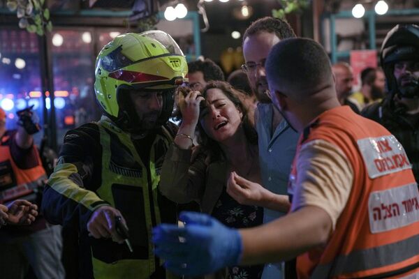 O femeie la locul unui atac cu împușcături în Tel Aviv, Israel, joi, 7 aprilie 2022.  - Sputnik Moldova-România