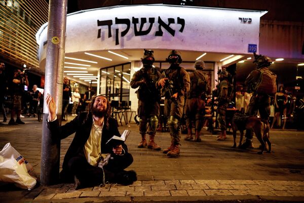 Forțele de ordine israeliene în acțiune la locul unui atac mortal în apropierea unui bar din Tel Aviv, Israel, 7 aprilie 2022. - Sputnik Moldova-România