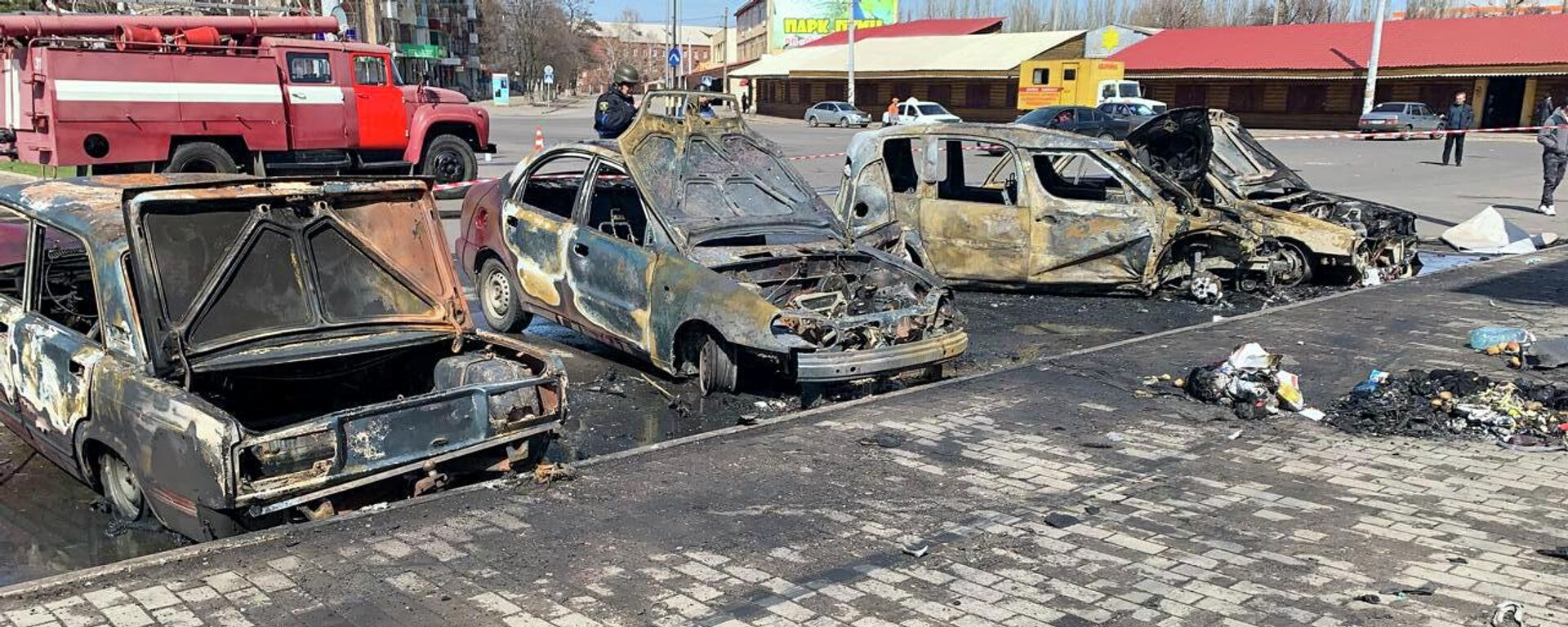 Сгоревшие автомобили возле вокзала в Краматорске - Sputnik Молдова, 1920, 08.04.2022