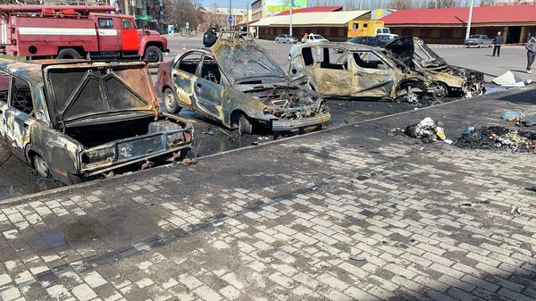 Сгоревшие автомобили возле вокзала в Краматорске - Sputnik Молдова
