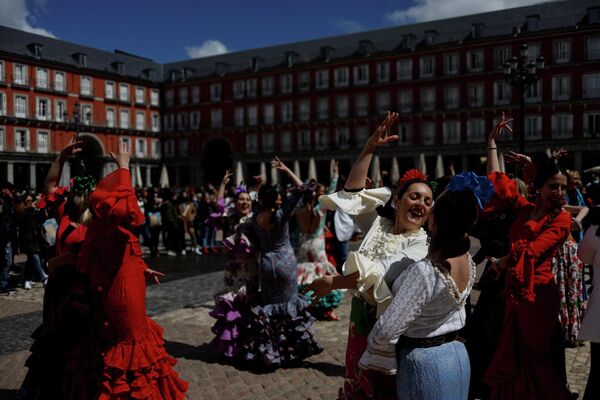 Люди наблюдают за танцующими фламенко на площади Пласа-Майор в Мадриде, Испания. - Sputnik Молдова