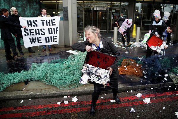 Активисты Ocean Rebellion проводят акцию протеста с пластиковыми отходами возле здания Международной морской организации в Лондоне, Великобритания. - Sputnik Молдова