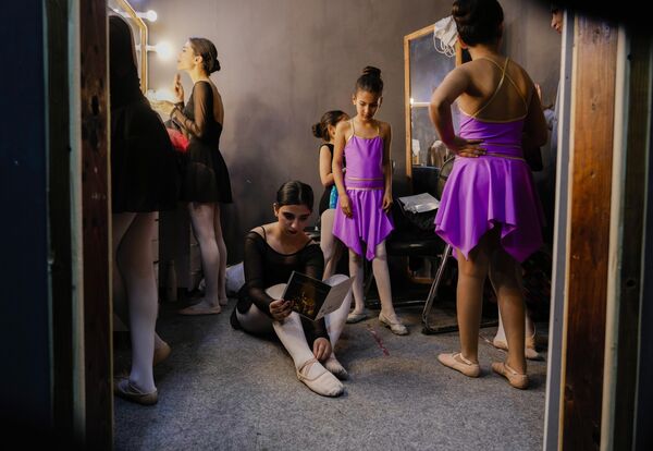Студенты Академии балета готовятся к выступлению на ежегодной школьной церемонии в Багдаде, Ирак. - Sputnik Молдова