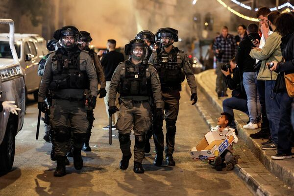 Силы израильской пограничной полиции патрулируют дорогу во время столкновений возле Дамасских ворот у входа в Старый город Иерусалим. - Sputnik Молдова