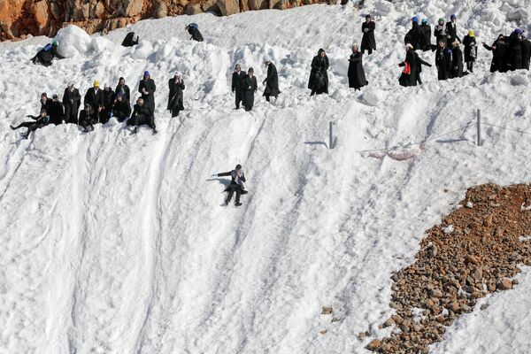 Ультраортодоксальные евреи играют в снегу на горнолыжном курорте Хермон. - Sputnik Молдова