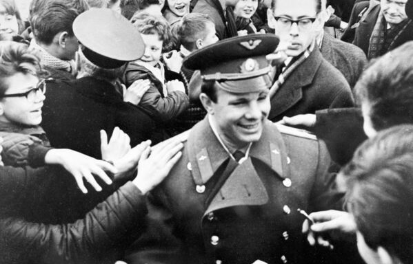 Pilotul-cosmonaut sovietic, Erou al Uniunii Sovietice, Iuri Alekseevici Gagarin ajunge în Norvegia. Iuri Gagarin printre elevii unei școli secundare din orașul Bergen. - Sputnik Moldova-România