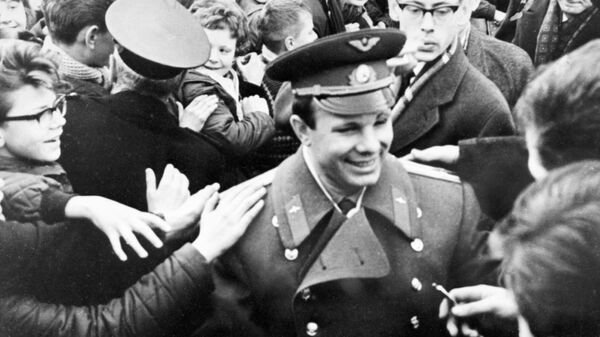 Юрий Гагарин среди учащихся средней школы города Бергена в Норвегии - Sputnik Moldova-România