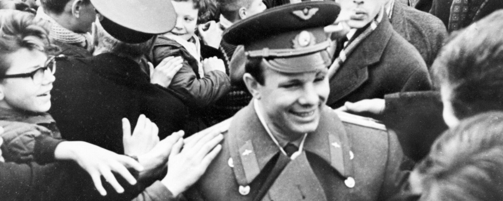 Юрий Гагарин среди учащихся средней школы города Бергена в Норвегии - Sputnik Moldova-România, 1920, 12.04.2022