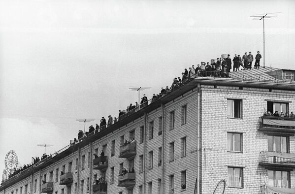 Москвичи на балконах и крышах домов приветствуют героя-космонавта Юрия Гагарина - Sputnik Молдова