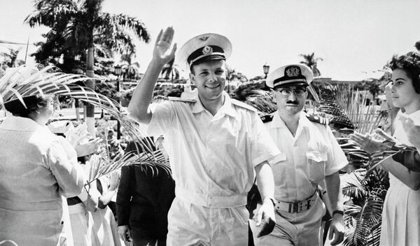 Şederea pilotului-cosmonaut al URSS, Erou al Uniunii Sovietice Iuri Alekseevici Gagarin în Cuba, la invitaţia personală a preşedintelui Consiliului de Miniştri al Republicii Cuba, Fidel Castro. Primul cosmonaut al planetei Iuri Gagarin îi salută pe locuitorii orașului Havana. - Sputnik Moldova-România