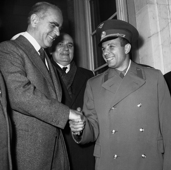 Astronautul sovietic Iuri Gagarin, dreapta, este întâmpinat de premierul grec Constantin Karamanlis, stânga, la sosirea la Atena, Grecia, pe 12 februarie 1962, pentru o vizită de trei zile. Gagarin a fost numit cetățean de onoare al Atenei - Sputnik Moldova