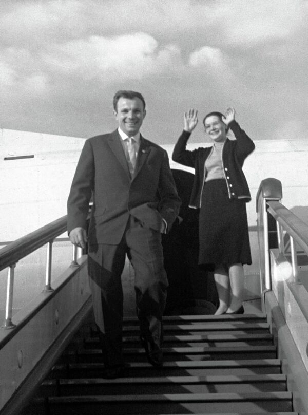 Pilotul-cosmonaut al URSS Iuri Gagarin a sosit în vacanță la Soci după zborul său legendar în spațiu. Iuri Gagarin (stânga) și soția sa Valentina coboară rampa avionului pe aeroportul din Soci. - Sputnik Moldova-România