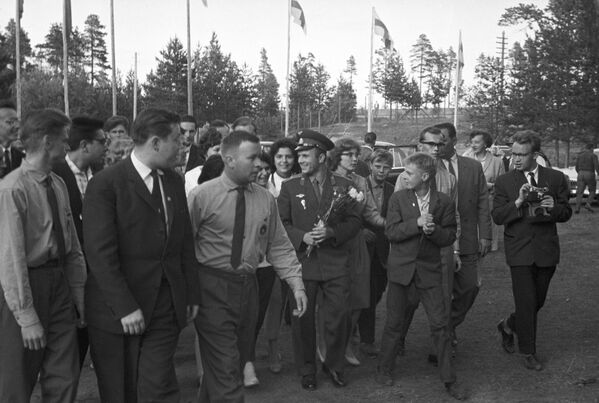Pilotul-cosmonaut sovietic, Erou al Uniunii Sovietice Iuri Alekseevici Gagarin ajunge în Finlanda la invitația societății „Finlanda-URSS” pentru sărbătorile prieteniei sovieto-finlandeze. Iuri Gagarin este un invitat de onoare al taberei internaționale de tineret din orașul Kem. - Sputnik Moldova-România